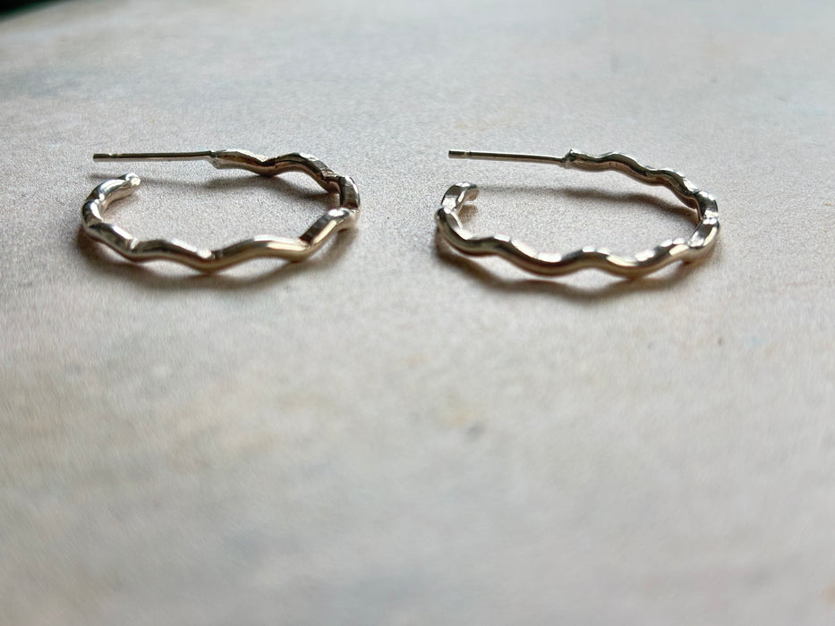 Wavy hoop earrings