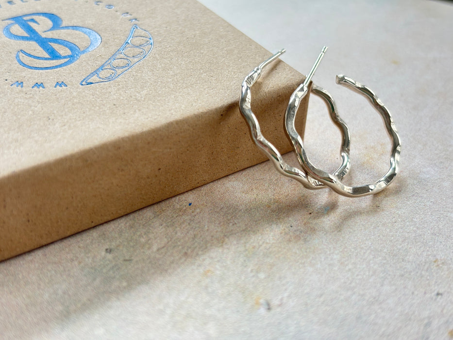 Wavy hoop earrings