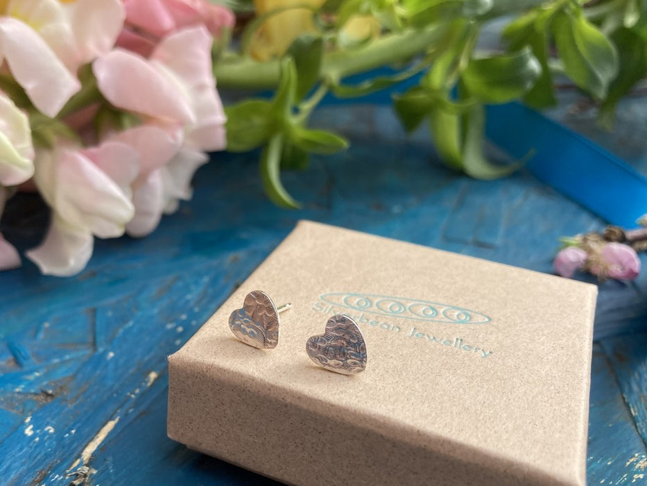 Rounded heart stud earrings