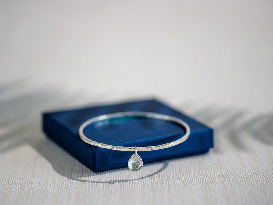 Single shell bangle