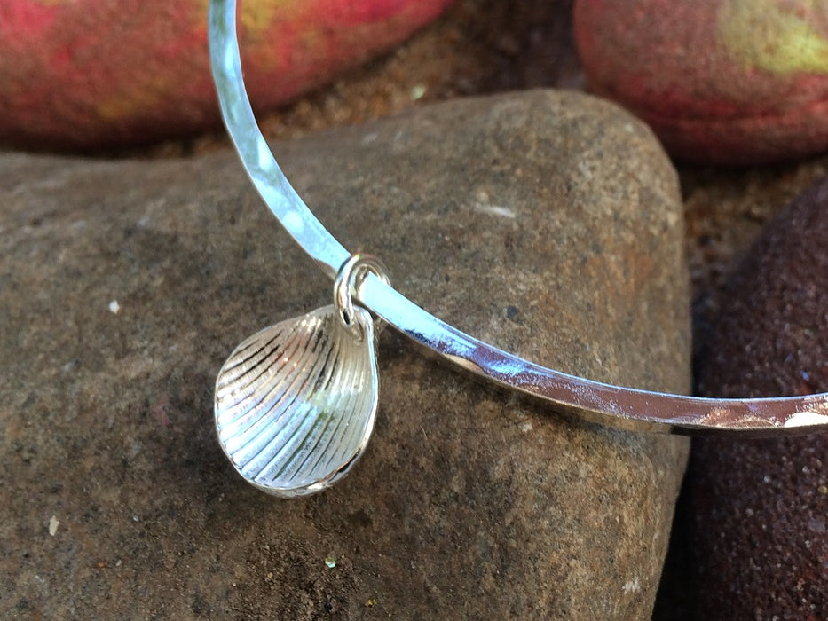 Single shell bangle