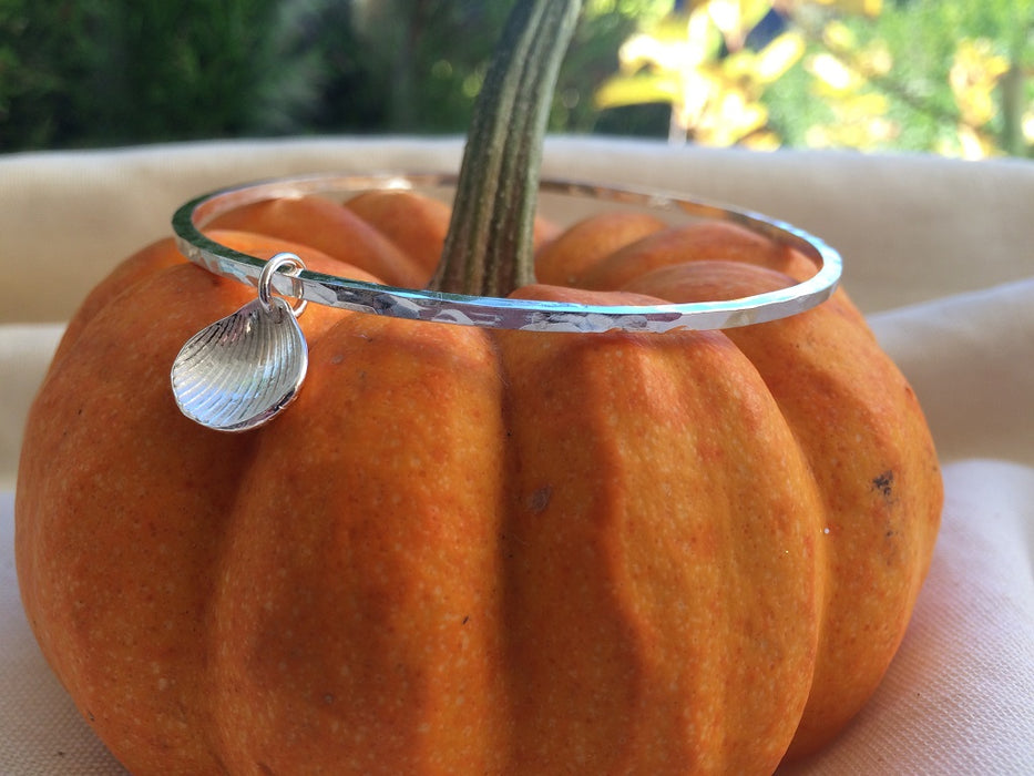 Single shell bangle