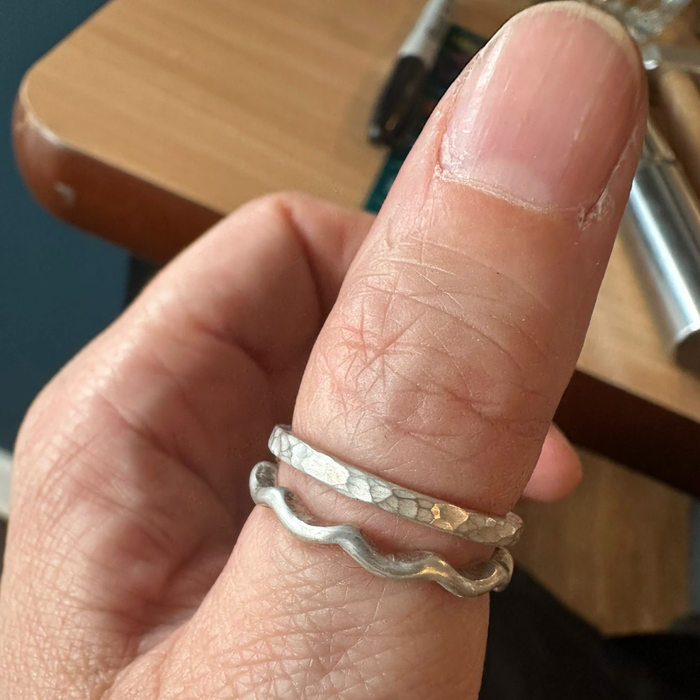 Wavy ring