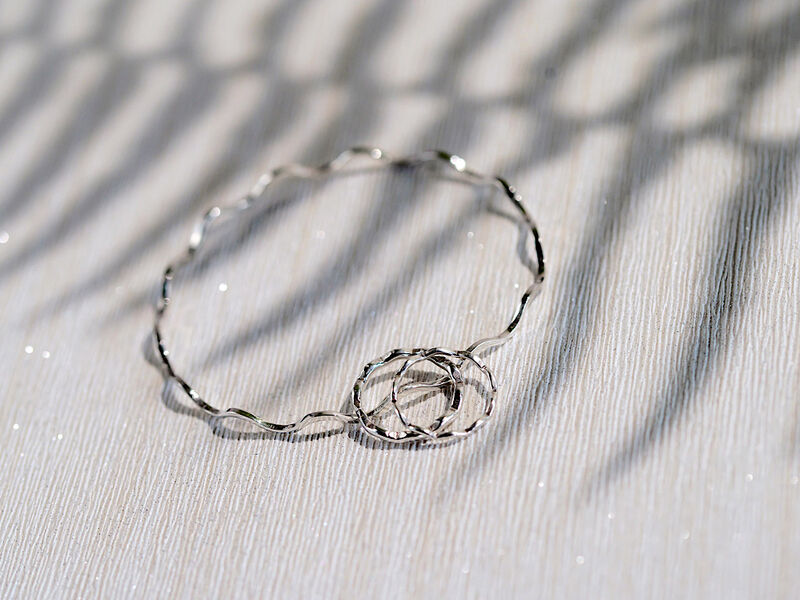 Wavy bangle